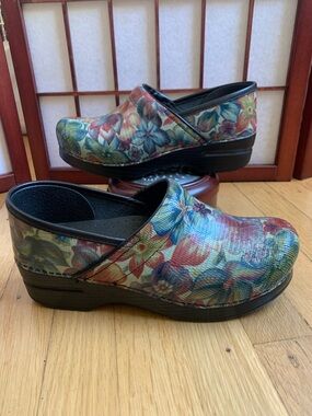 EUC DANSKO FLORAL EMBOSSED LEATHER CLOGS MADE IN ITALY SIZE 38/FITS 8-8.5M